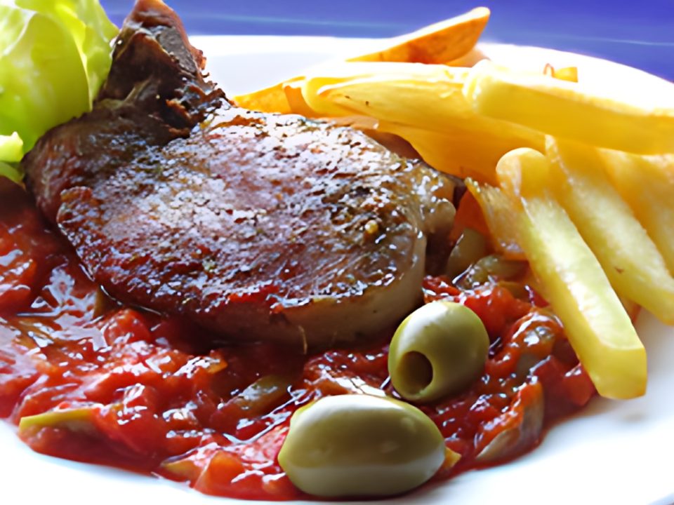 Chuletas en salsa de tomate