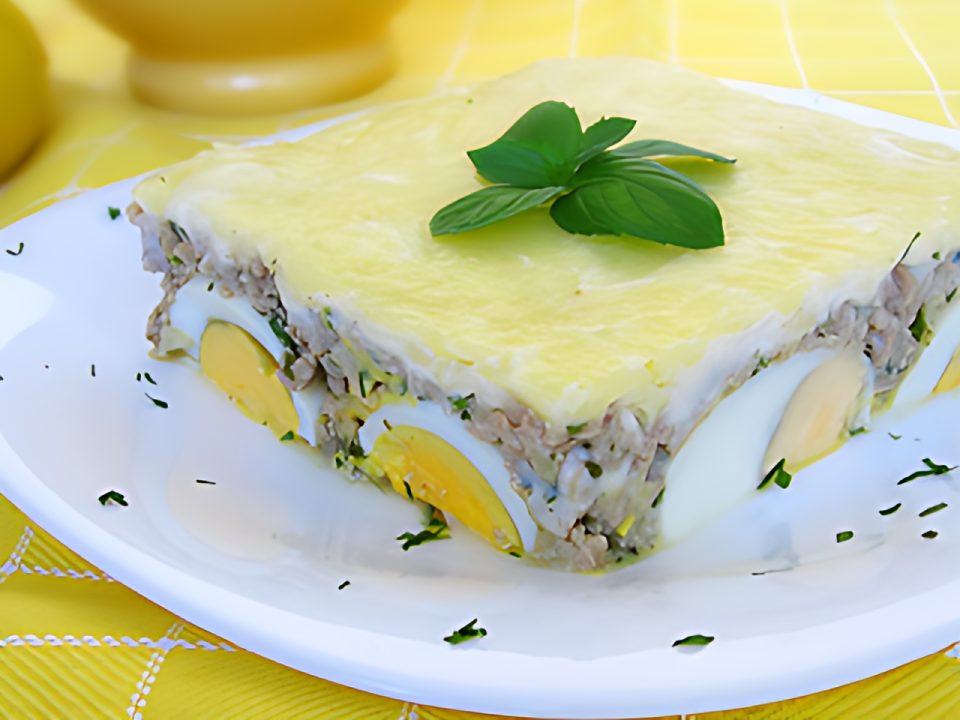Carne picada gratinada con huevos